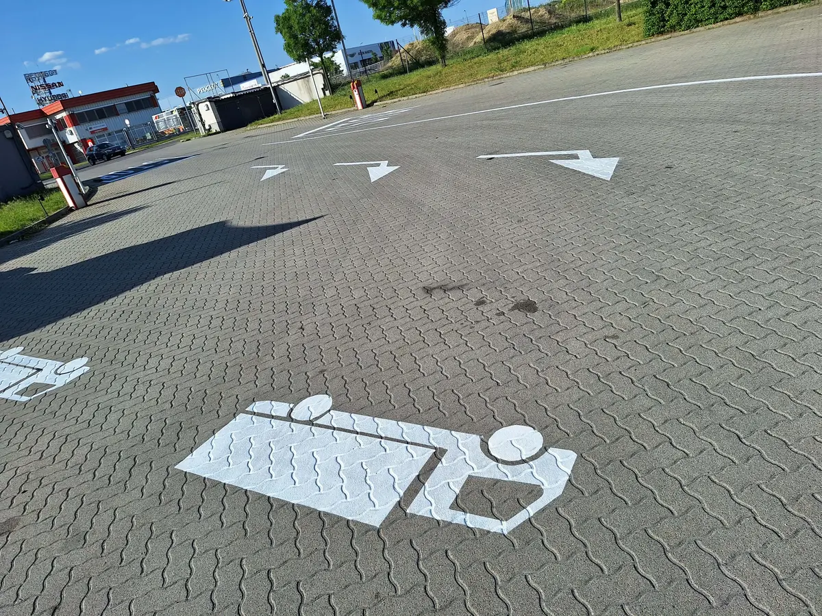 Parkolófestés és útfestés referencia munka 21 - profi kivitelezés